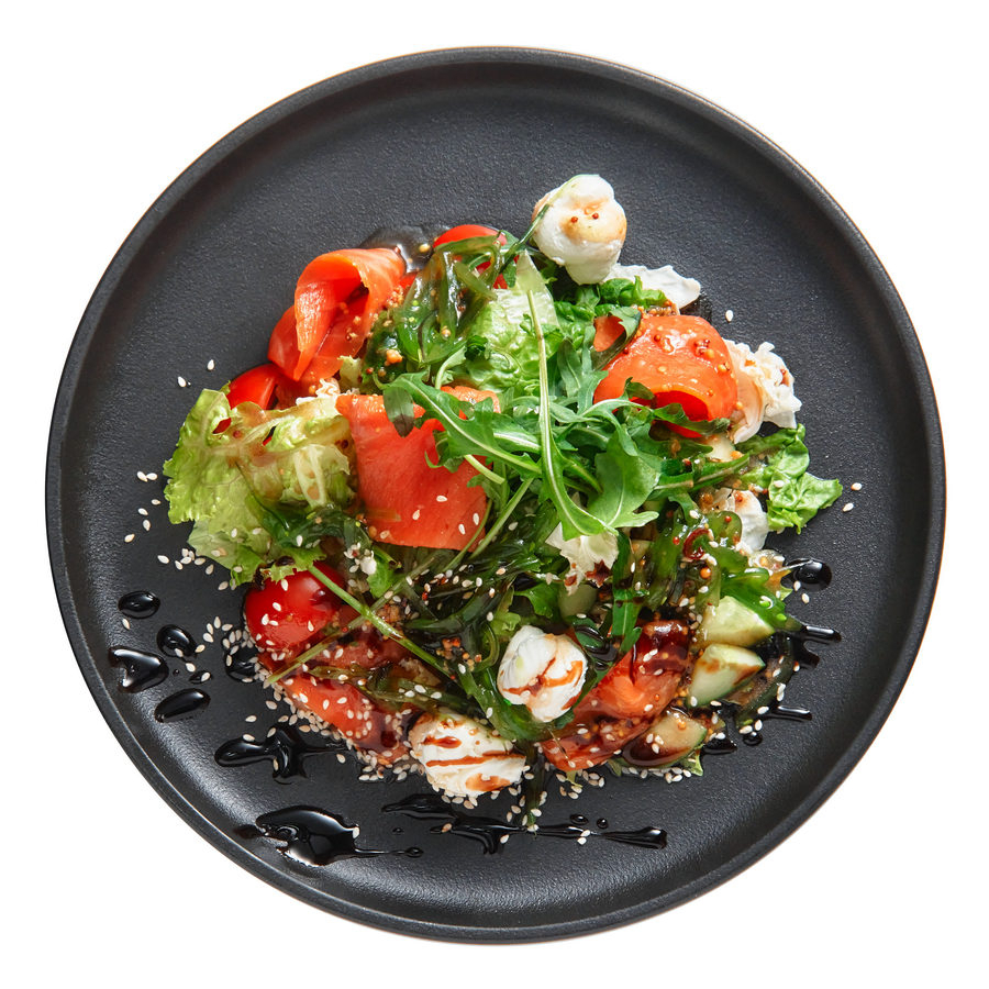 Салат с форелью и творожным сыром